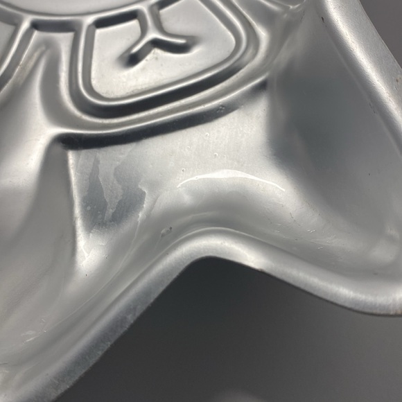 Wilton medal or medallion cake pan.  Nothing better than a Wilton. - Picture 7 of 7